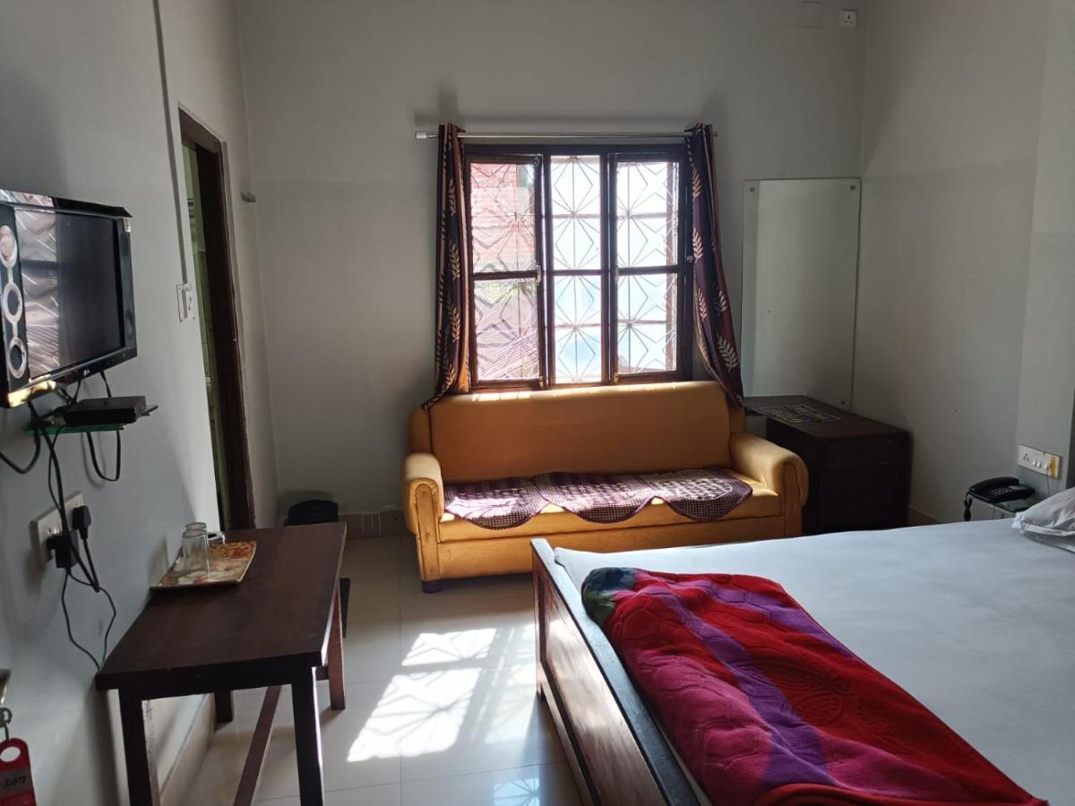 Kusum Hotel Dibrugarh Esterno foto