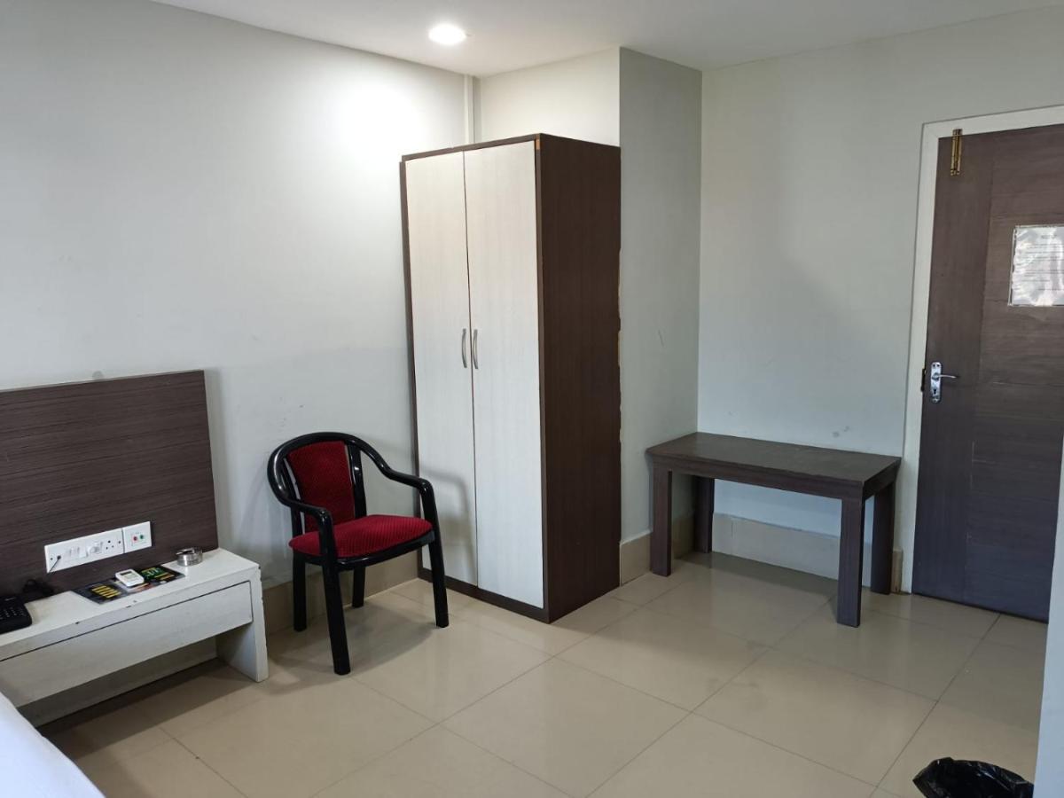 Kusum Hotel Dibrugarh Esterno foto