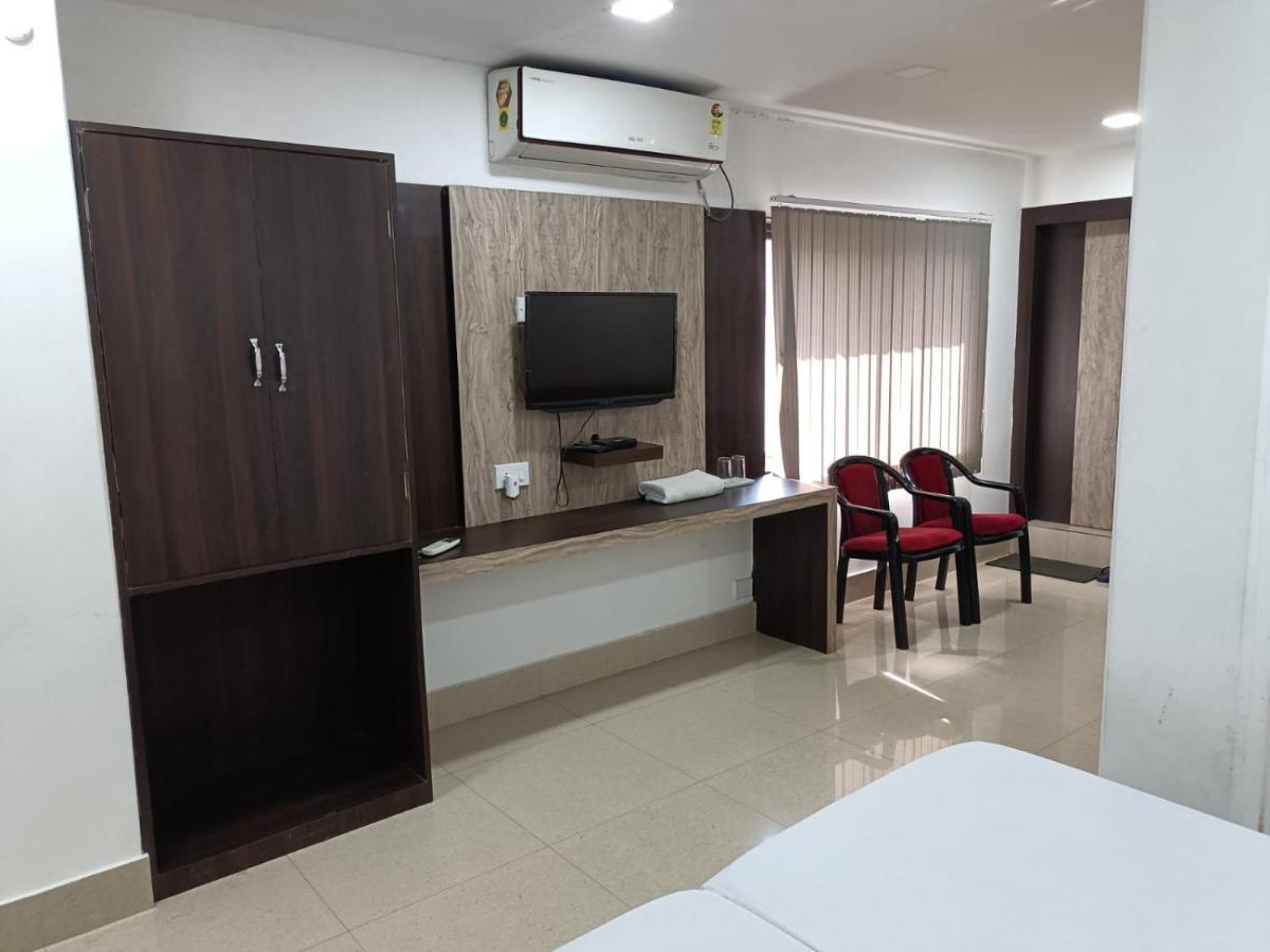 Kusum Hotel Dibrugarh Esterno foto