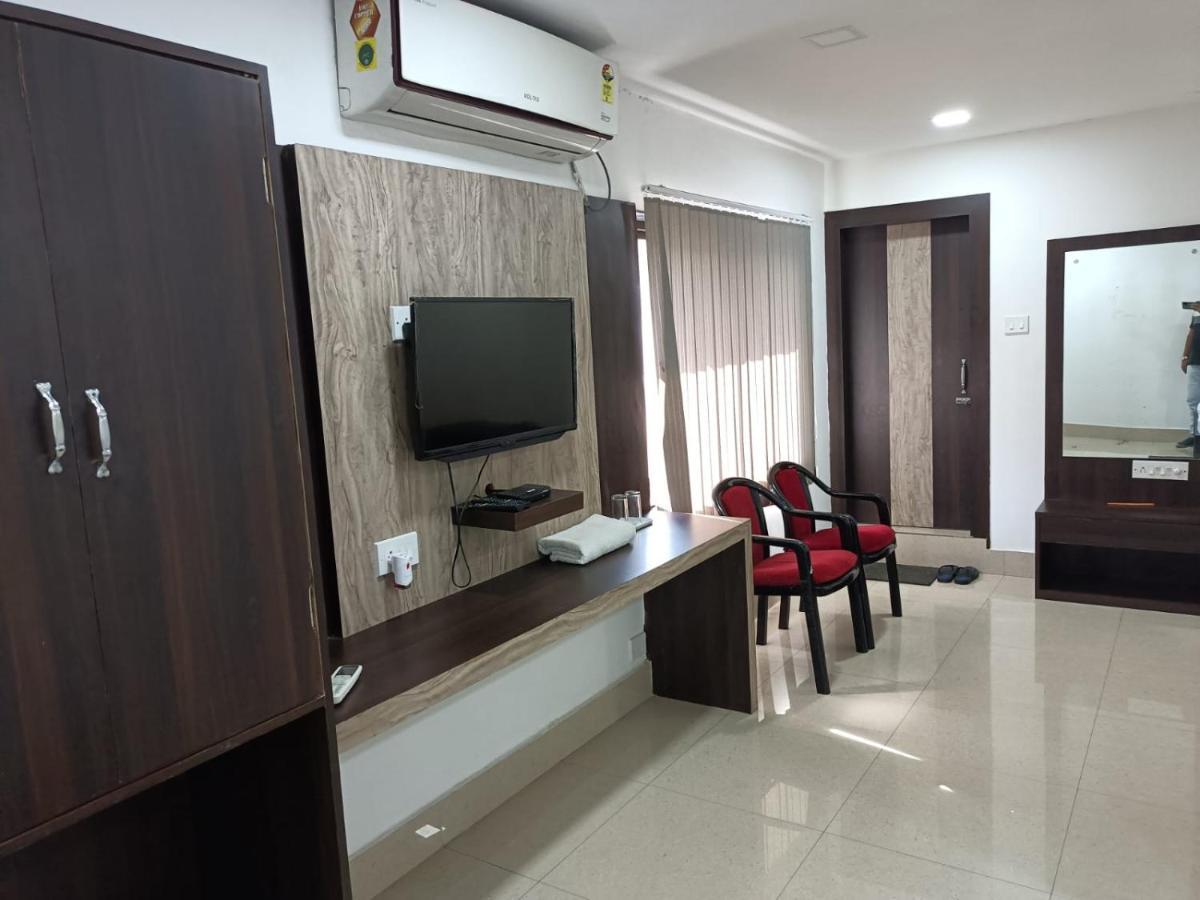 Kusum Hotel Dibrugarh Esterno foto