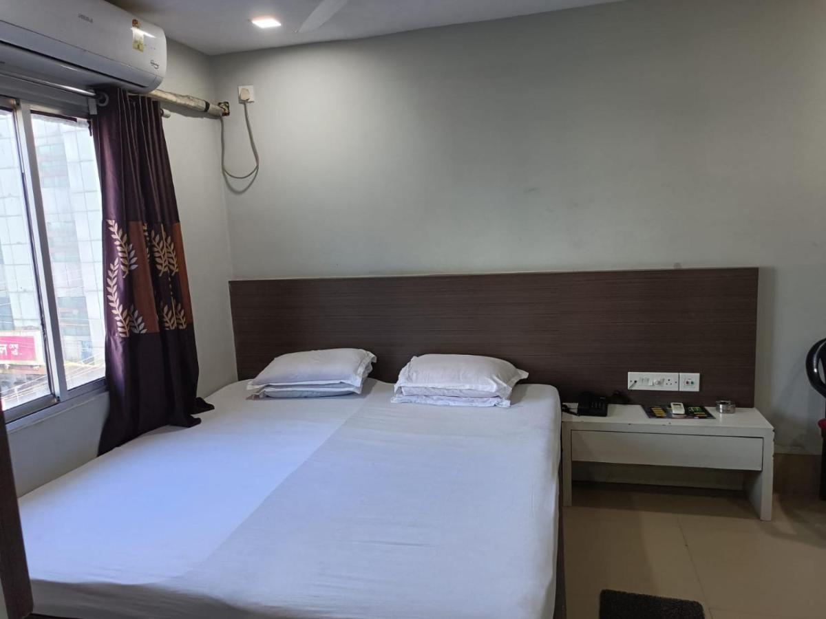 Kusum Hotel Dibrugarh Esterno foto