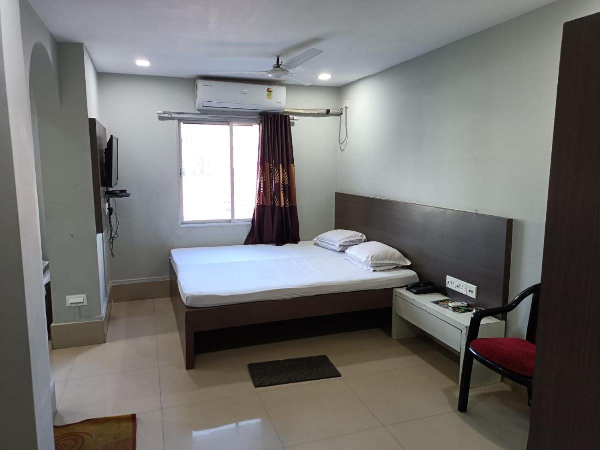 Kusum Hotel Dibrugarh Esterno foto