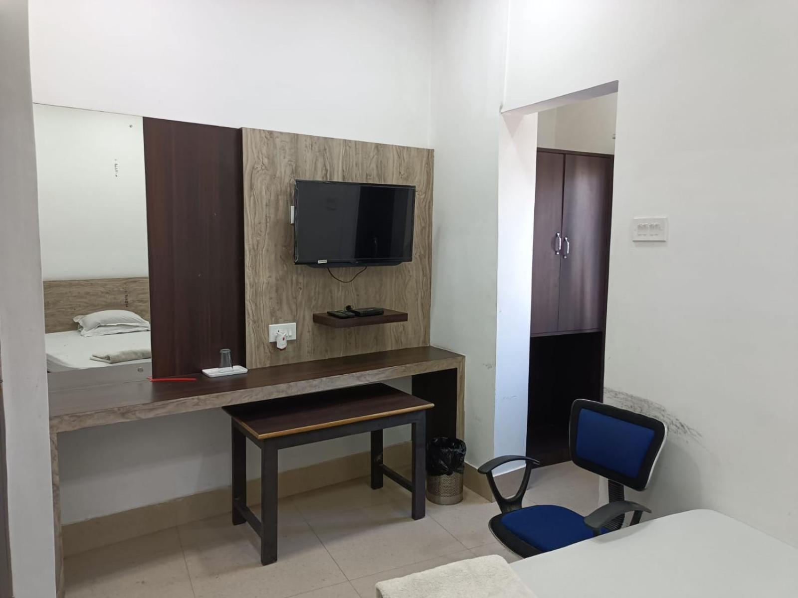 Kusum Hotel Dibrugarh Esterno foto