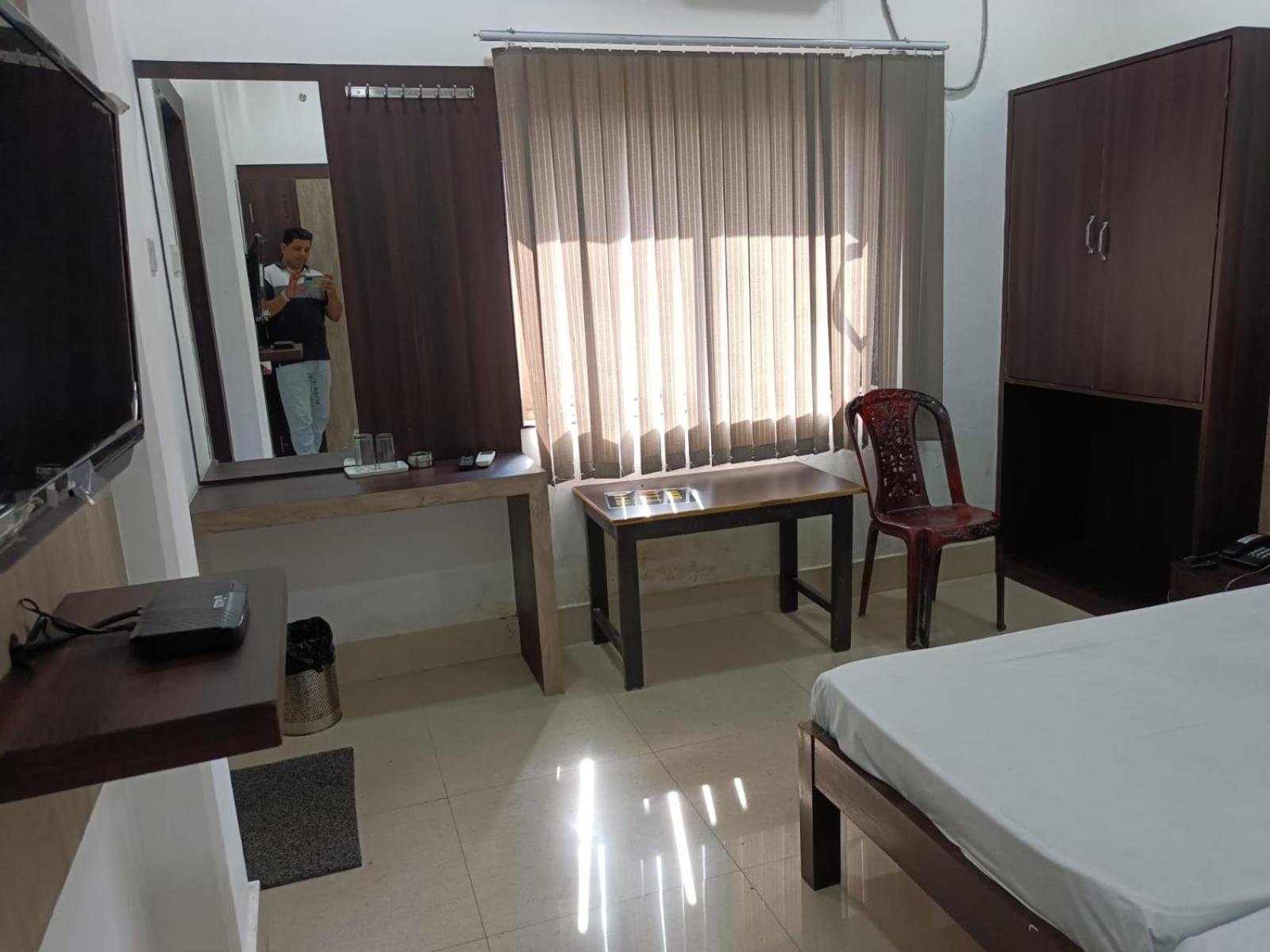 Kusum Hotel Dibrugarh Esterno foto